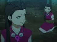 Связанная Айрис, в то время как Далия выдает себя за неё на суде