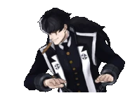 Смеясь, ударяет стол