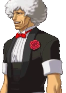 Улыбается/говорит