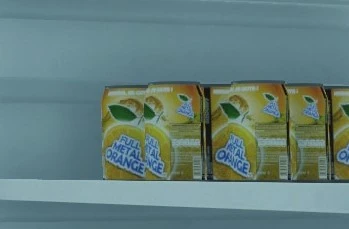 Банки Full Metal Orange внутри холодильника в баре .