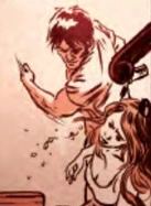  избивает Хелен