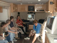 На мониторе можно увидеть скриншот игры.