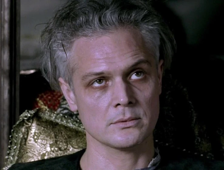 Эмгыр после избавления от чар превращения в Йожа