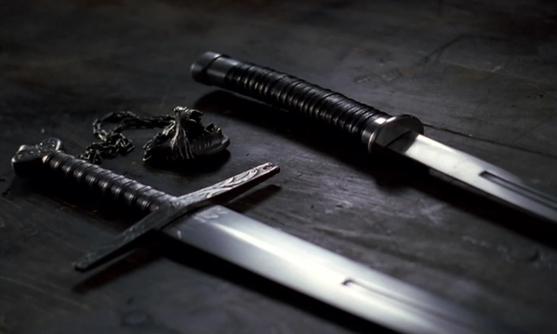 Ведьмачьи мечи и медальон в сериале
