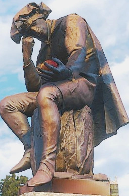 Статуя профессора Оппенхойзера во внешнем дворике университета,